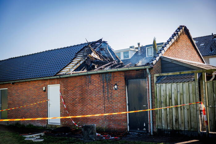 Flinke uitslaande brand in schuur achter woning