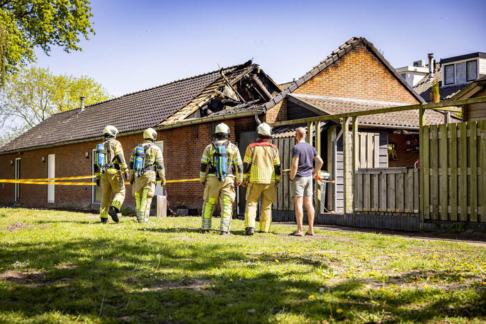Flinke uitslaande brand in schuur achter woning