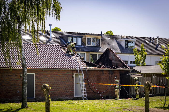 Flinke uitslaande brand in schuur achter woning