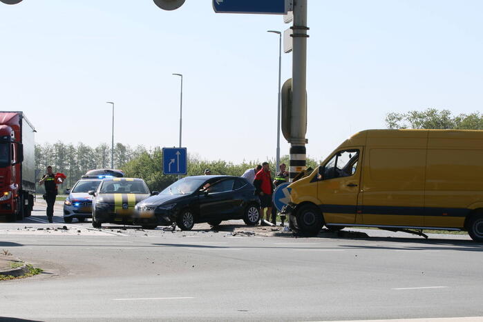 Bestelwagen eindigt tegen verkeerspaal bij ongeval
