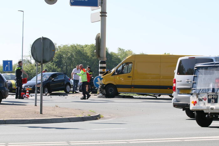 Bestelwagen eindigt tegen verkeerspaal bij ongeval