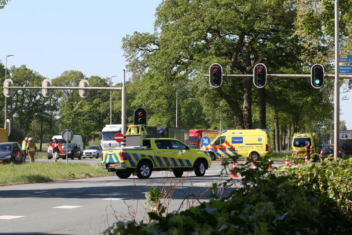 Bestelwagen eindigt tegen verkeerspaal bij ongeval