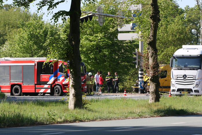 Bestelwagen eindigt tegen verkeerspaal bij ongeval