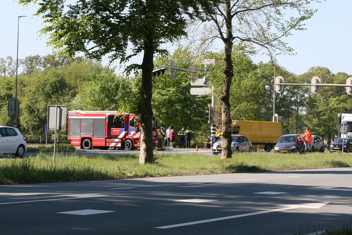 Bestelwagen eindigt tegen verkeerspaal bij ongeval