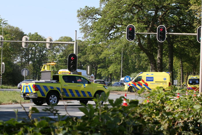 Bestelwagen eindigt tegen verkeerspaal bij ongeval