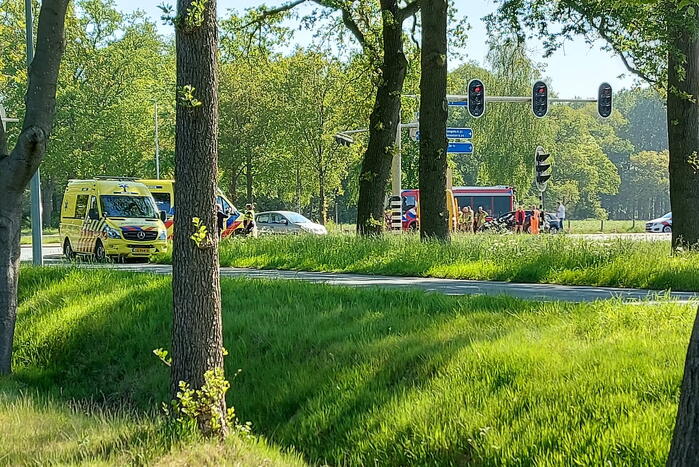 Bestelwagen eindigt tegen verkeerspaal bij ongeval
