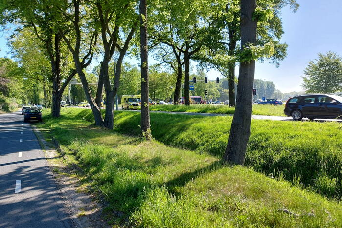 Bestelwagen eindigt tegen verkeerspaal bij ongeval