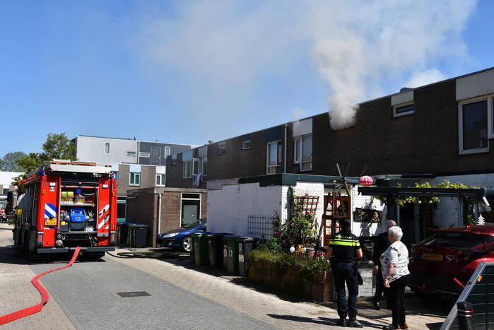 Enorme rookontwikkeling bij brand in woning
