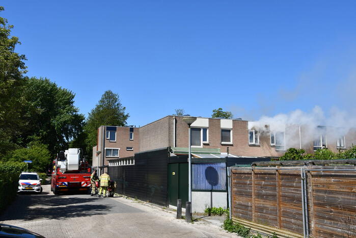 Enorme rookontwikkeling bij brand in woning