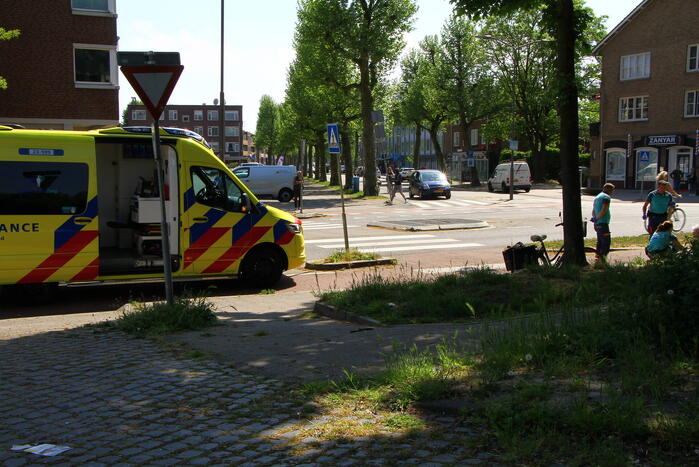 Vrouw met fiets ten val gekomen