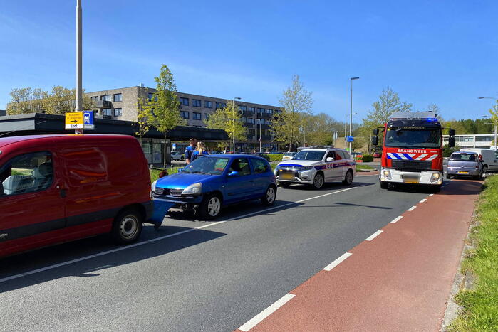 Bestelwagen rolt achteruit en botst op geparkeerde auto