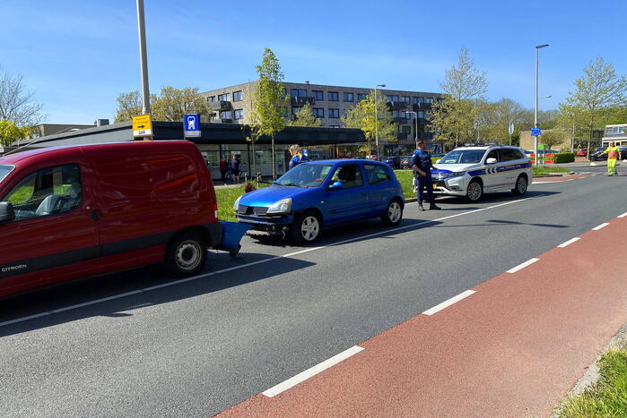 Bestelwagen rolt achteruit en botst op geparkeerde auto