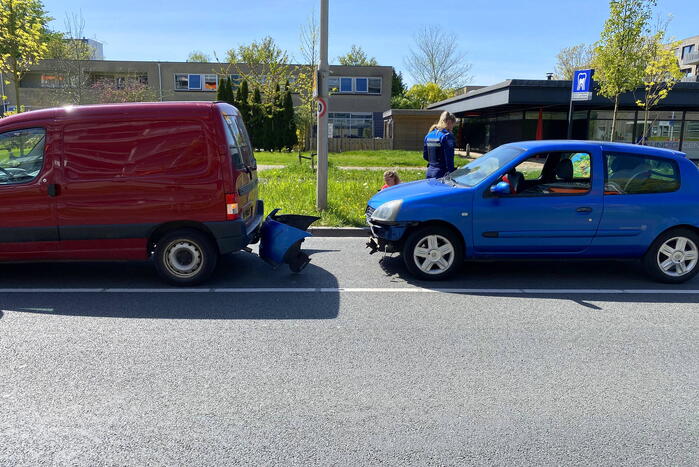 Bestelwagen rolt achteruit en botst op geparkeerde auto
