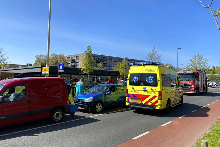 Bestelwagen rolt achteruit en botst op geparkeerde auto