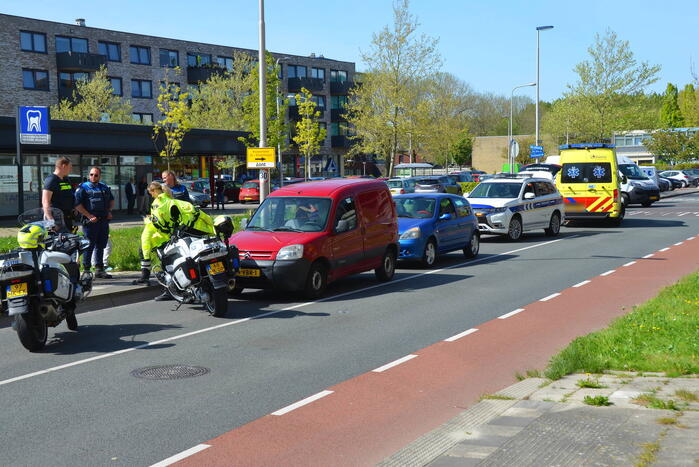 Bestelwagen rolt achteruit en botst op geparkeerde auto