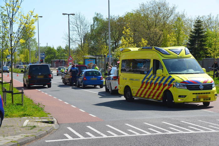 Bestelwagen rolt achteruit en botst op geparkeerde auto