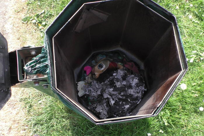 Brandende prullenbak snel geblust