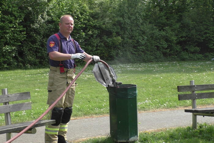 Brandende prullenbak snel geblust