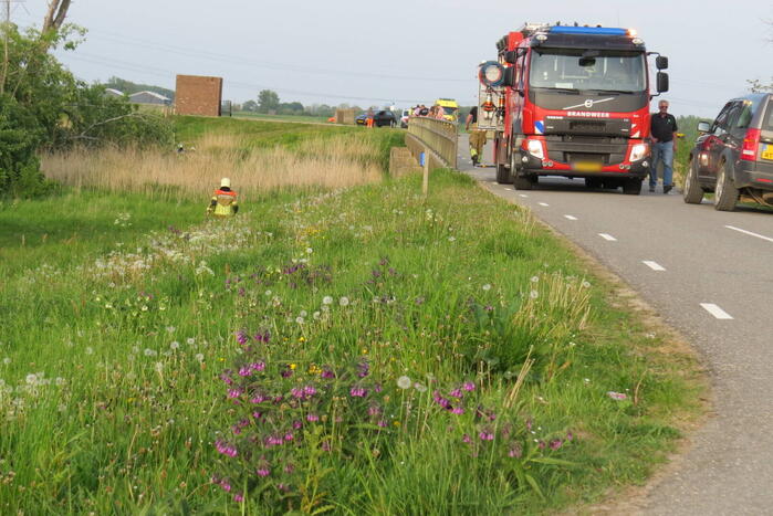 Auto belandt in sloot