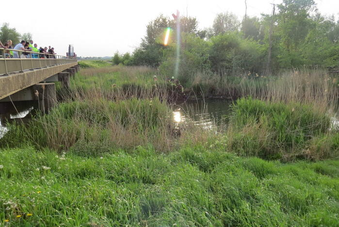 Auto belandt in sloot