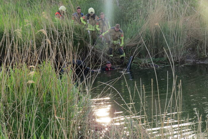 Auto belandt in sloot