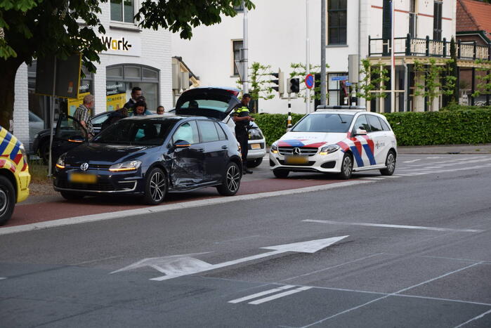 Flinke schade bij aanrijding tussen twee voertuigen