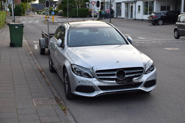 Flinke schade bij aanrijding tussen twee voertuigen