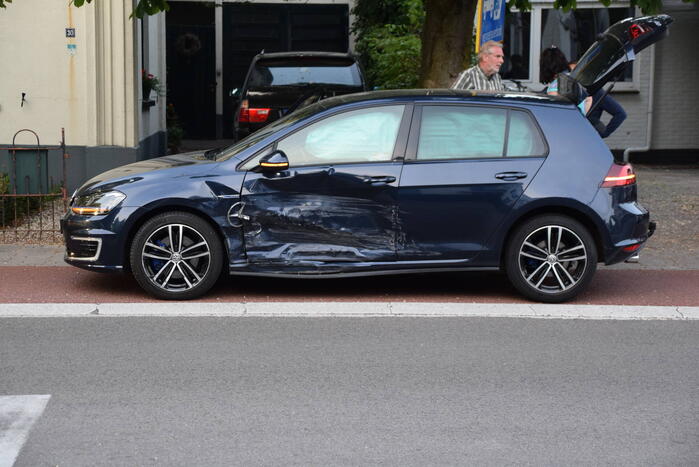 Flinke schade bij aanrijding tussen twee voertuigen
