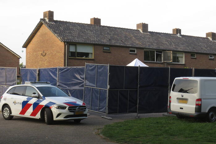 Bloemen en knuffels bij woning gezinsdrama