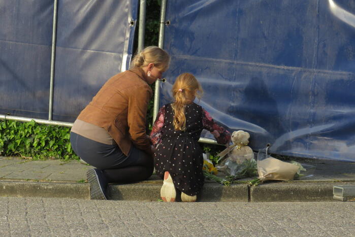 Bloemen en knuffels bij woning gezinsdrama