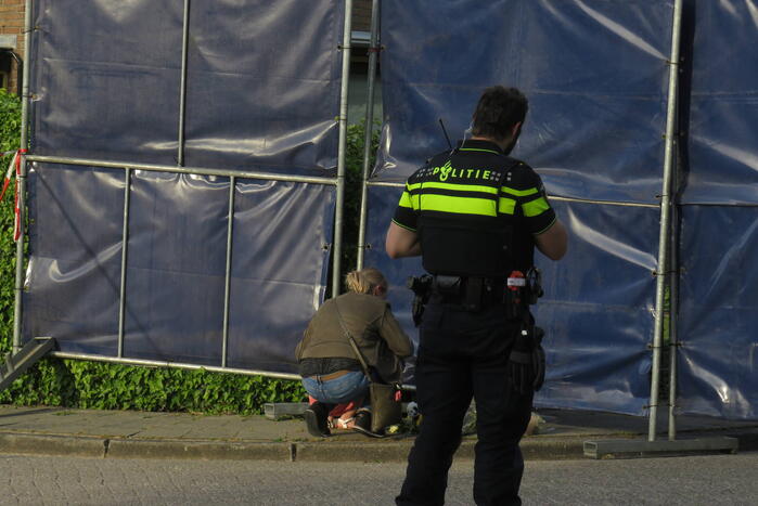 Bloemen en knuffels bij woning gezinsdrama