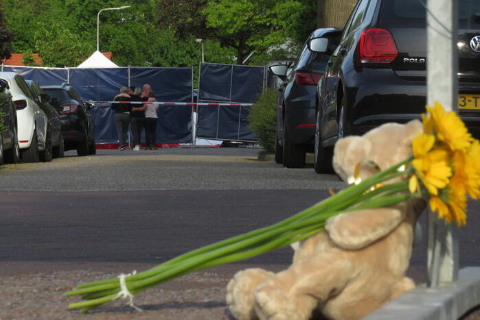 Bloemen en knuffels bij woning gezinsdrama