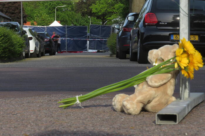 Bloemen en knuffels bij woning gezinsdrama