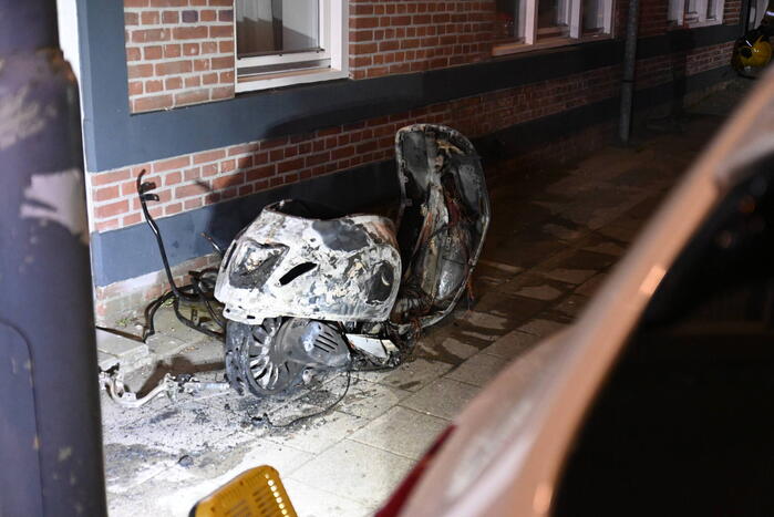 Woningen ontruimd door scooterbrand