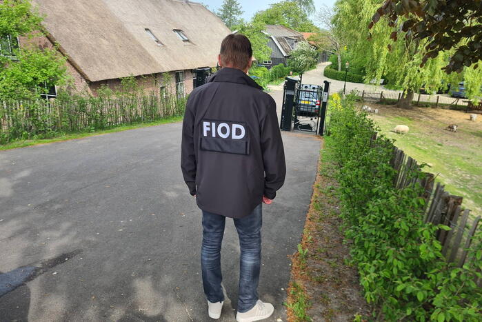 Inval en aanhouding bij boerderijwoning