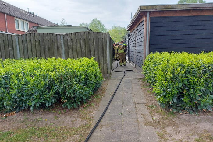 Brand in coniferenhaag snel geblust