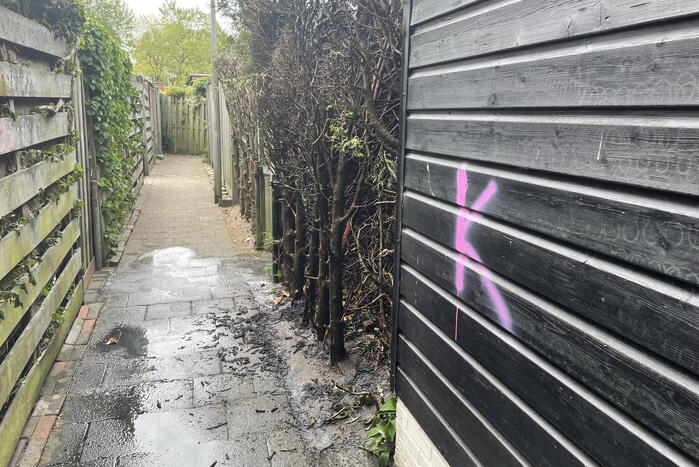 Brand in coniferenhaag snel geblust