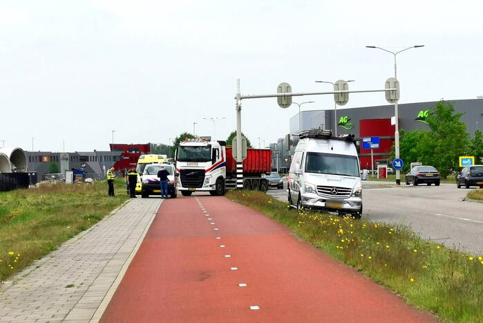 Vrachtwagen klapt achterop bestelbus