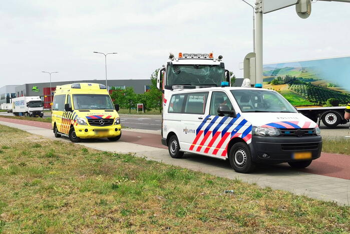 Vrachtwagen klapt achterop bestelbus