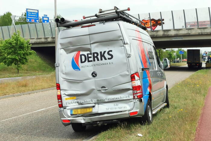 Vrachtwagen klapt achterop bestelbus