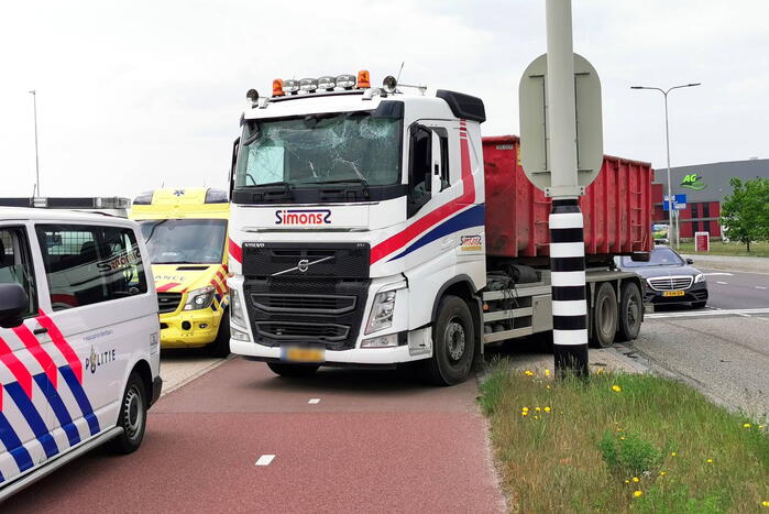 Vrachtwagen klapt achterop bestelbus