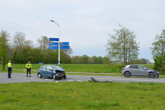 Twee auto's raken zwaar beschadigd door botsing op kruising