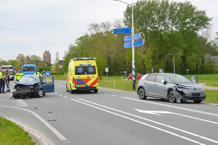Twee auto's raken zwaar beschadigd door botsing op kruising