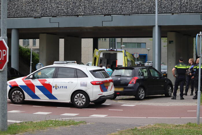 Vrouw op fiets aangereden door personenauto