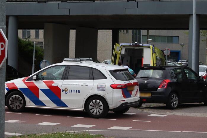 Vrouw op fiets aangereden door personenauto