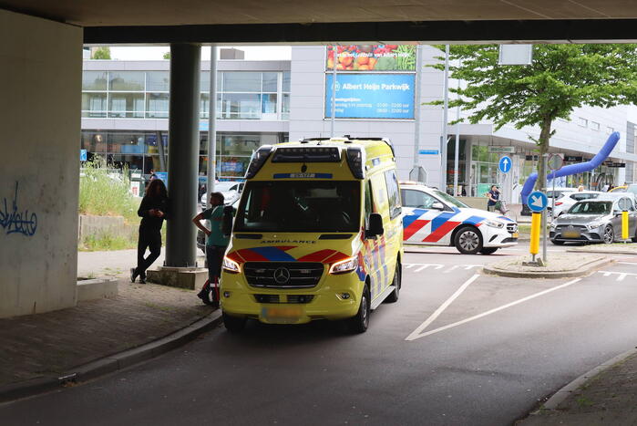 Vrouw op fiets aangereden door personenauto