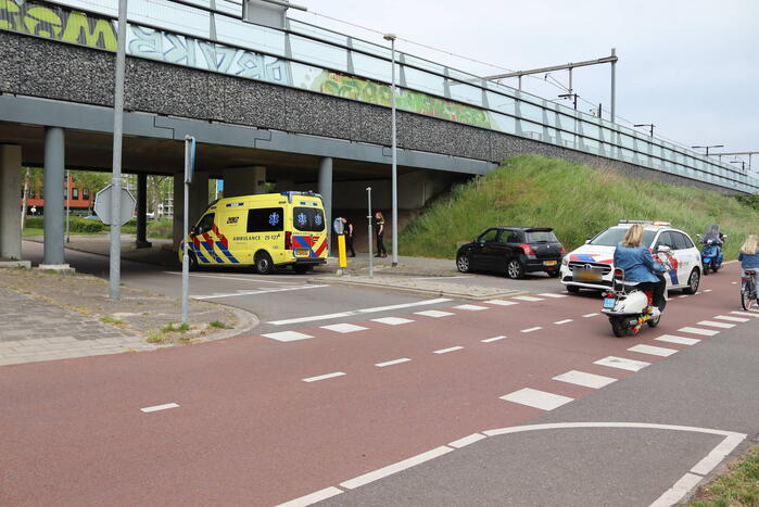 Vrouw op fiets aangereden door personenauto