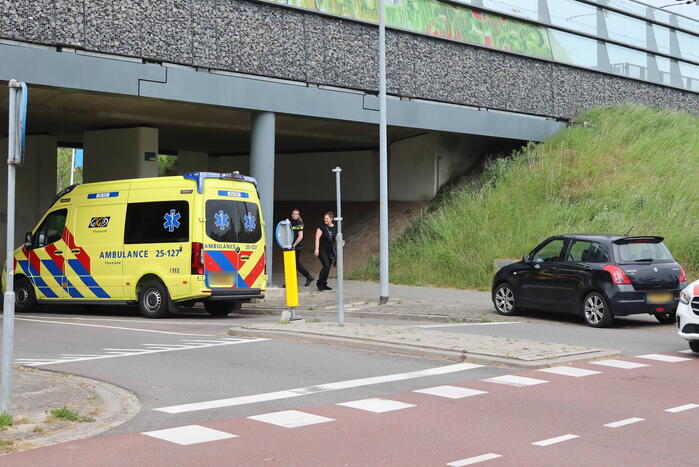 Vrouw op fiets aangereden door personenauto