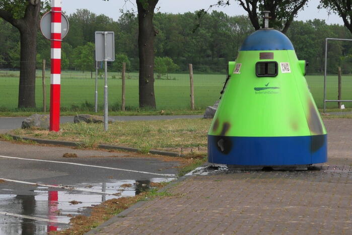 Restafvalcontainer op parkeerplaats langs snelweg vat vlam
