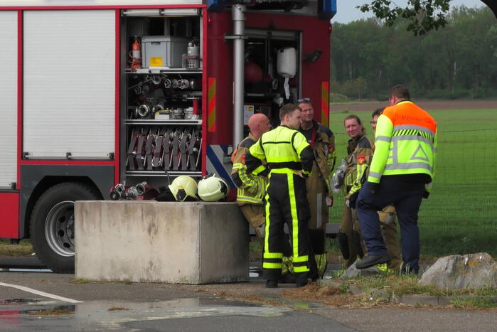 Restafvalcontainer op parkeerplaats langs snelweg vat vlam